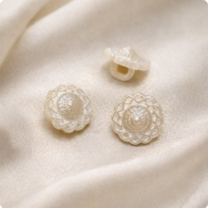 Vintage parelmoer knoop - bloemvorm | elegant & tijdloos