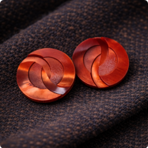 Sculpturale vintage knoop – warm roodbruin | grafisch design