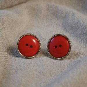 Vintage rode statementknopen met goudkleurige rand 