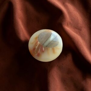 Beige met oranje met detail