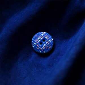 Blauwe knoop met gekleurde streepjes